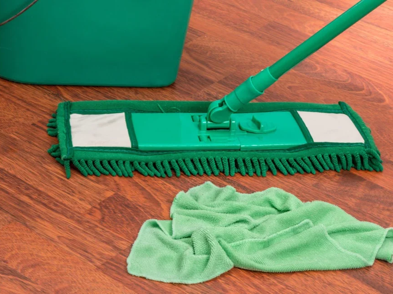 Mop and bucket for cleaning vinyl plank flooring